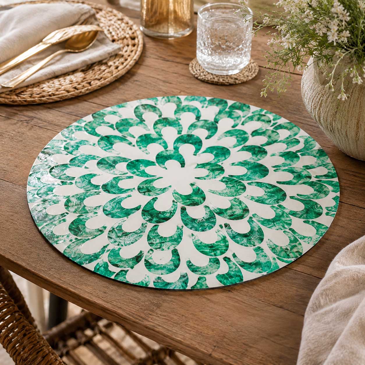 Bajoplato de Nácar Verde y Blanco con Diseño Floral - Zen&chic