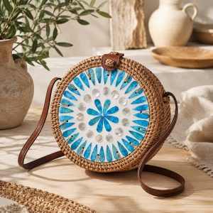 Bolso Redondo de Ratán con Mosaico Azul – Estilo Mediterráneo