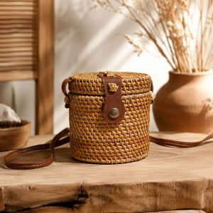 Bolso redondo de ratán con tapa y correa marrón