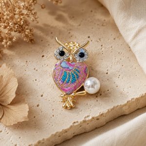 Broche Búho Bordado Rosa y Turquesa con Cristales y Perla