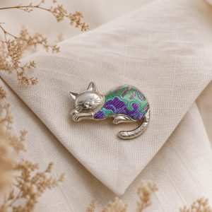 Broche Gato Dormido Bordado Verde y Violeta