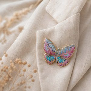 Broche Mariposa Bordada Rosa y Turquesa con Cristales