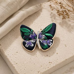 Broche Mariposa Nocturna Bordada con Cristales