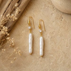 Pendientes largos de perla natural con detalle brillante
