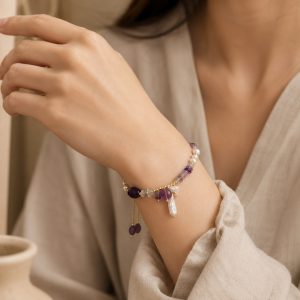 Pulsera ajustable con perlas naturales y piedras violetas