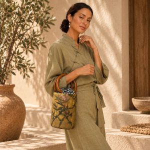 Bolso Kaori oliva con asas redondas y estampado botánico
