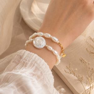Collar de Perlas Naturales Ovaladas con Detalles Dorados