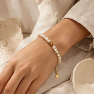 Pulsera de Perlas Irregulares con Detalles Dorados