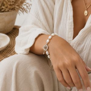 Pulsera de Perlas Naturales con Cierre Corazón