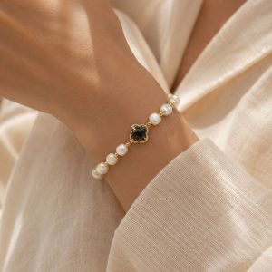 Pulsera de Perlas Naturales con Detalle Dorado y Piedra Central