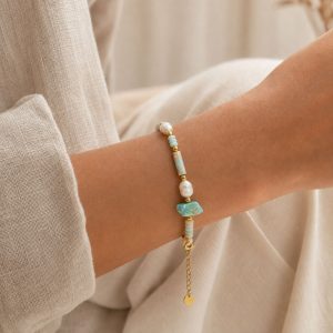 Pulsera de Perlas Naturales y Piedras Azul Agua con Detalles Dorados