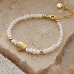 Pulsera de perlas blancas con corazón dorado – Amour
