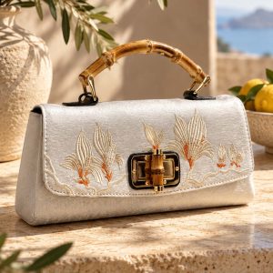 Bolso Bambú Perla – Bordado Floral y Asa de Bambú